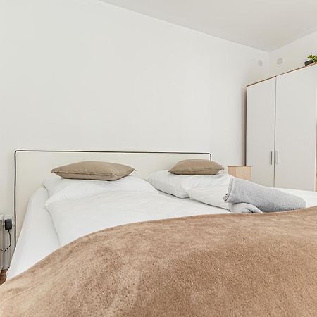 City Vibes: 1Br Apt, 10 Min To Westbahnhof Wien Eksteriør billede