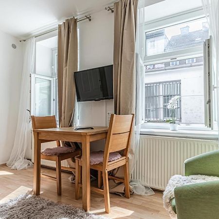 City Vibes: 1Br Apt, 10 Min To Westbahnhof Wien Eksteriør billede