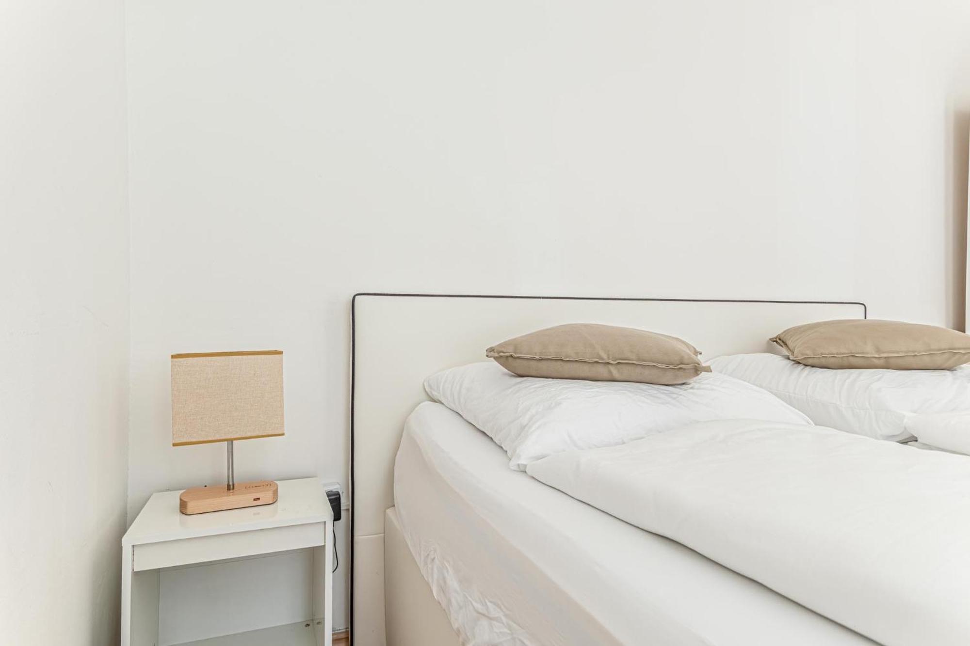 City Vibes: 1Br Apt, 10 Min To Westbahnhof Wien Eksteriør billede