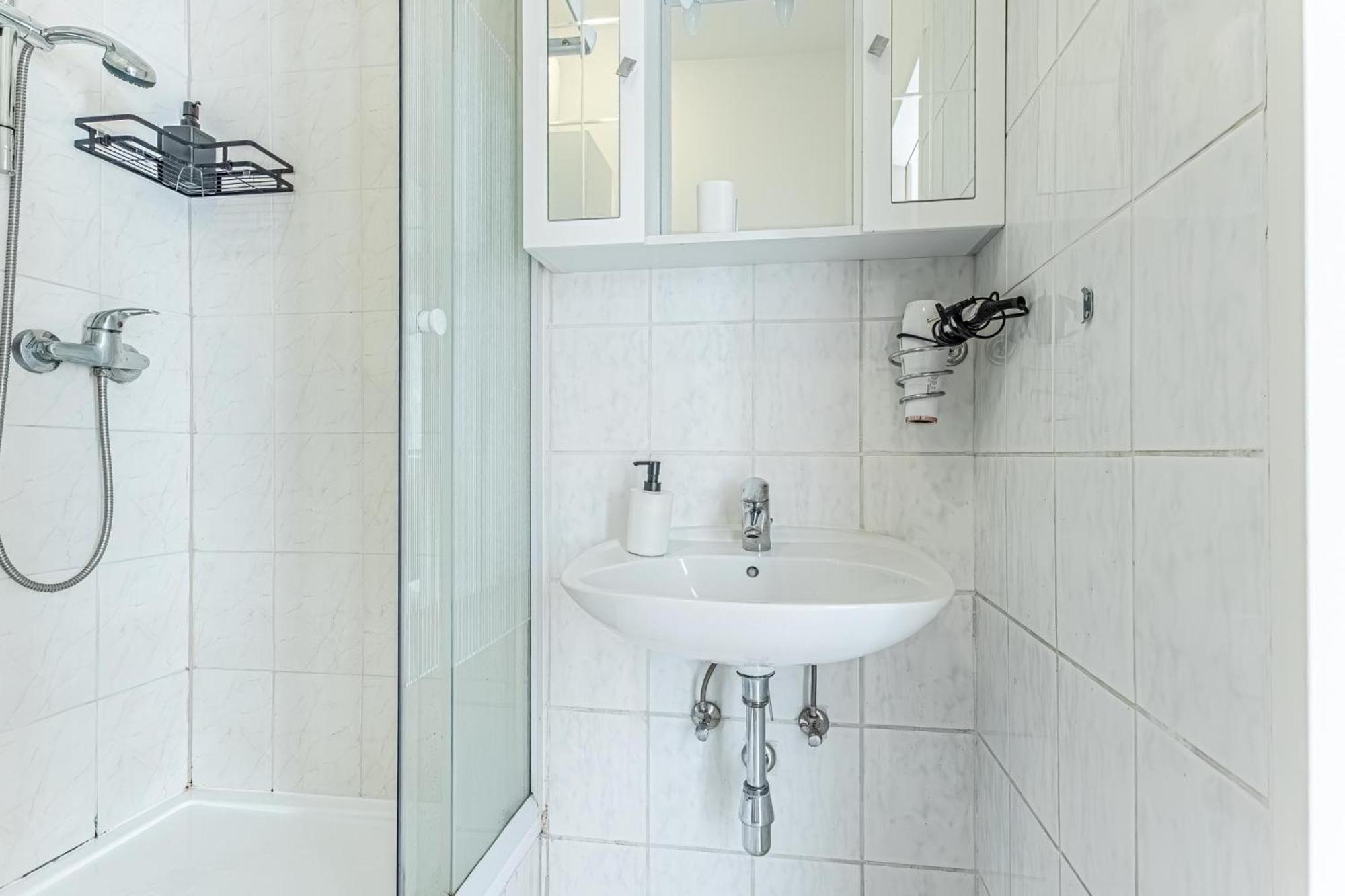 City Vibes: 1Br Apt, 10 Min To Westbahnhof Wien Eksteriør billede