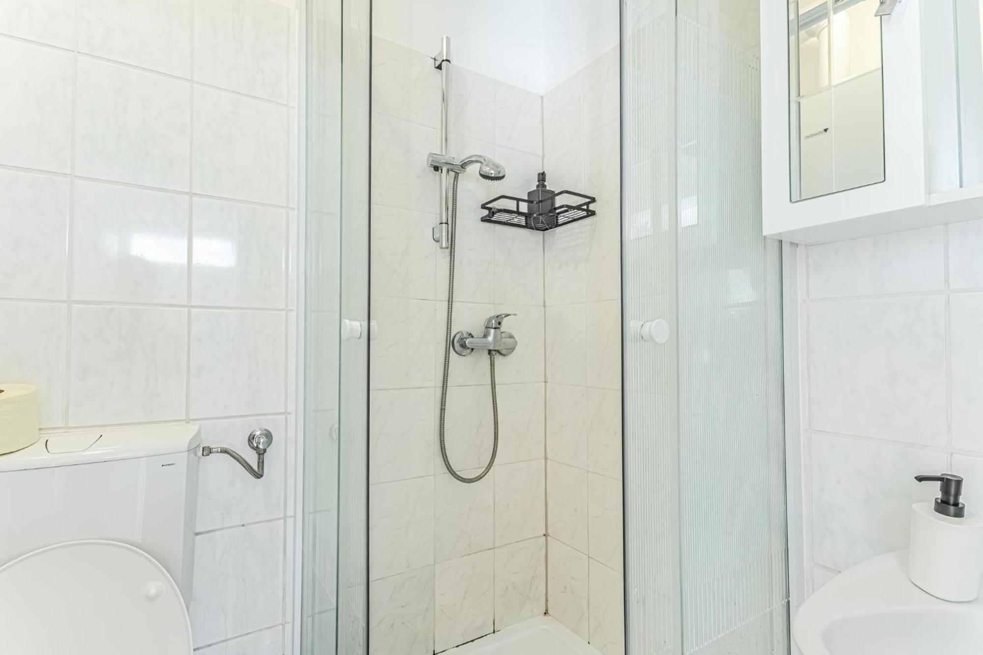 City Vibes: 1Br Apt, 10 Min To Westbahnhof Wien Eksteriør billede