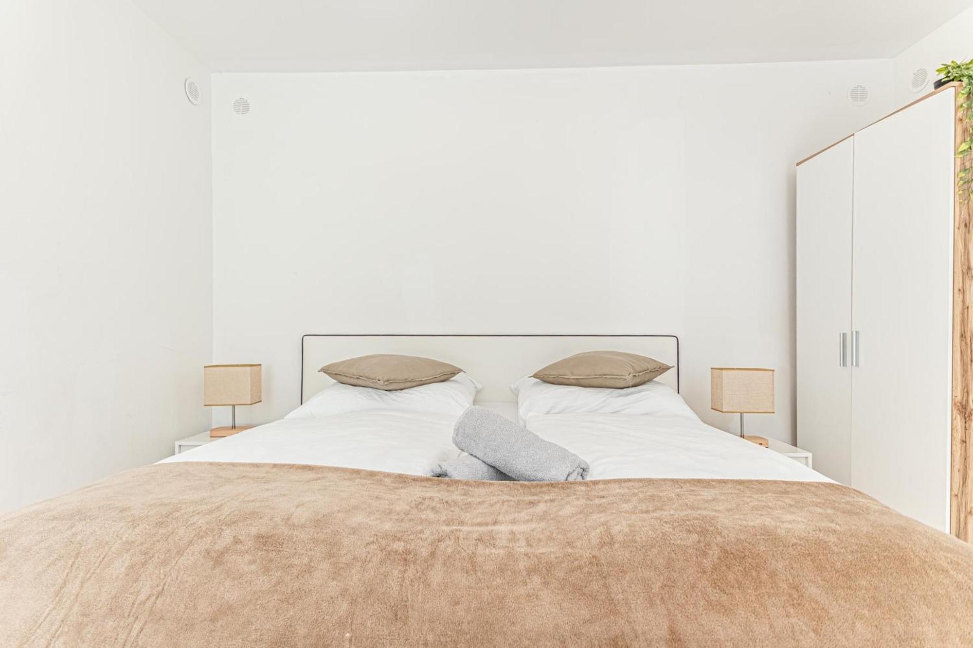 City Vibes: 1Br Apt, 10 Min To Westbahnhof Wien Eksteriør billede