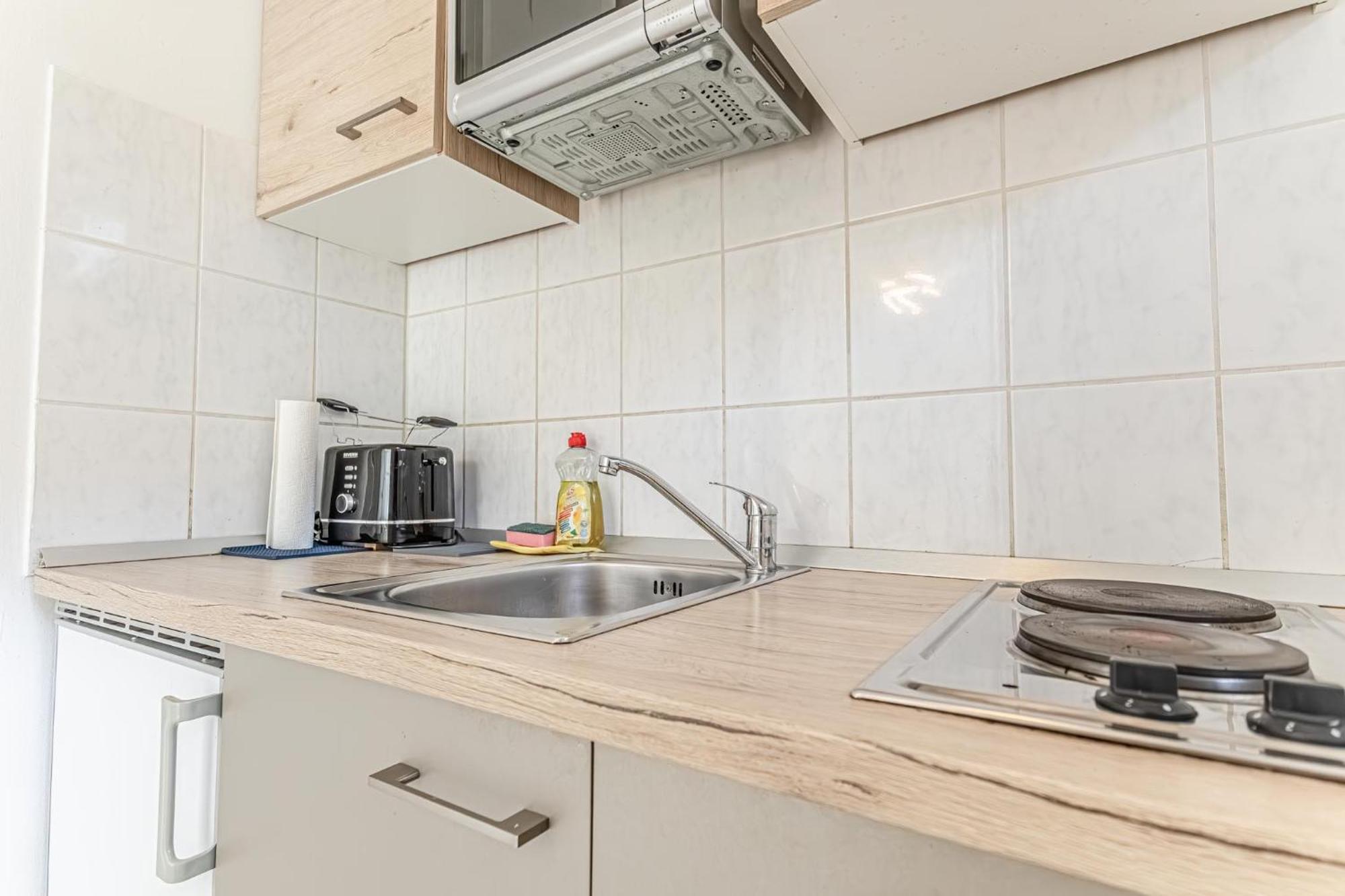 City Vibes: 1Br Apt, 10 Min To Westbahnhof Wien Eksteriør billede