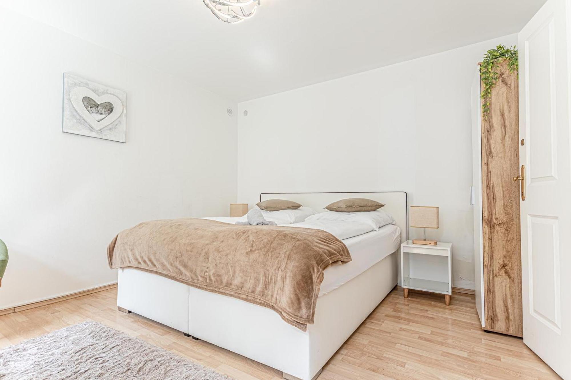 City Vibes: 1Br Apt, 10 Min To Westbahnhof Wien Eksteriør billede