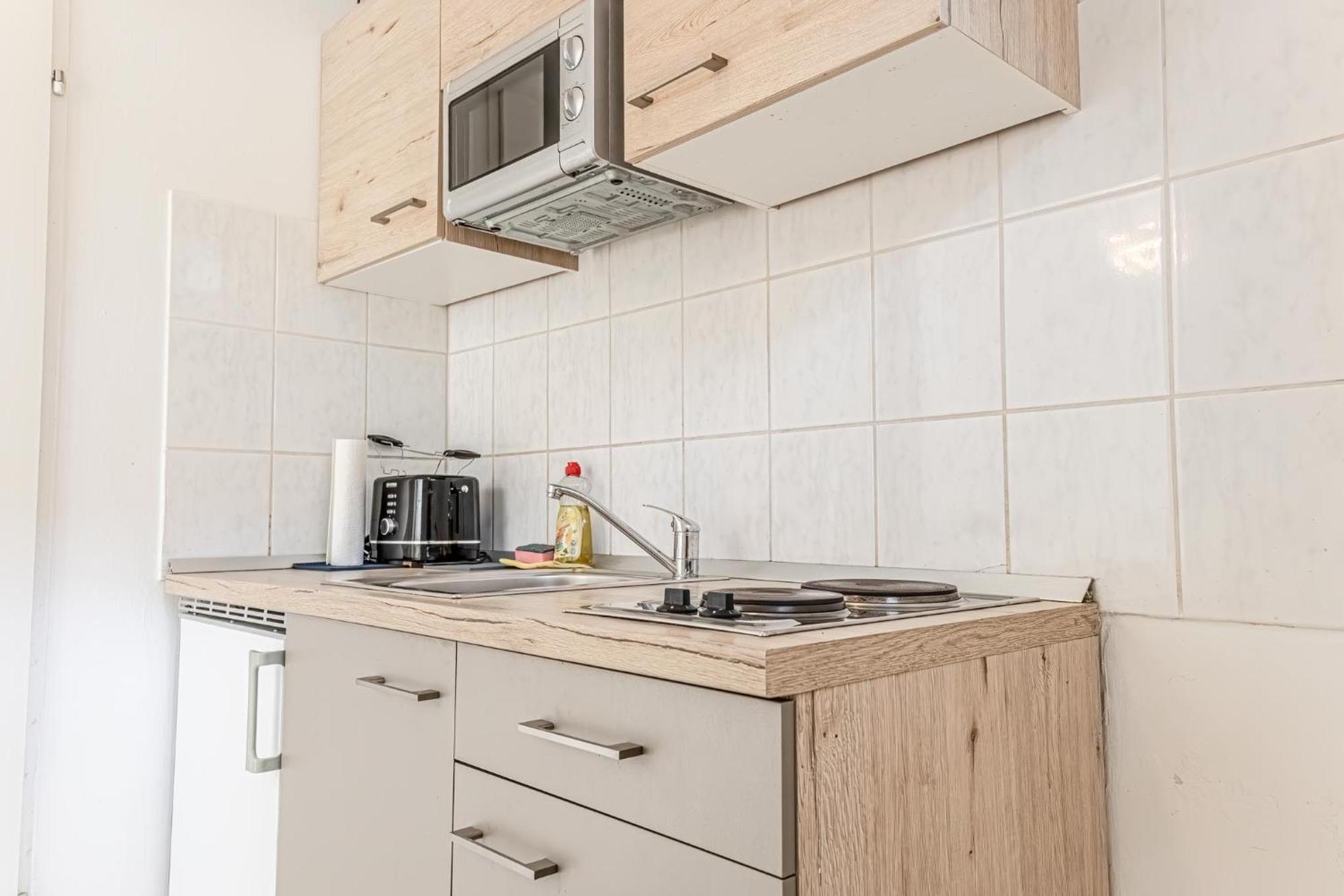 City Vibes: 1Br Apt, 10 Min To Westbahnhof Wien Eksteriør billede