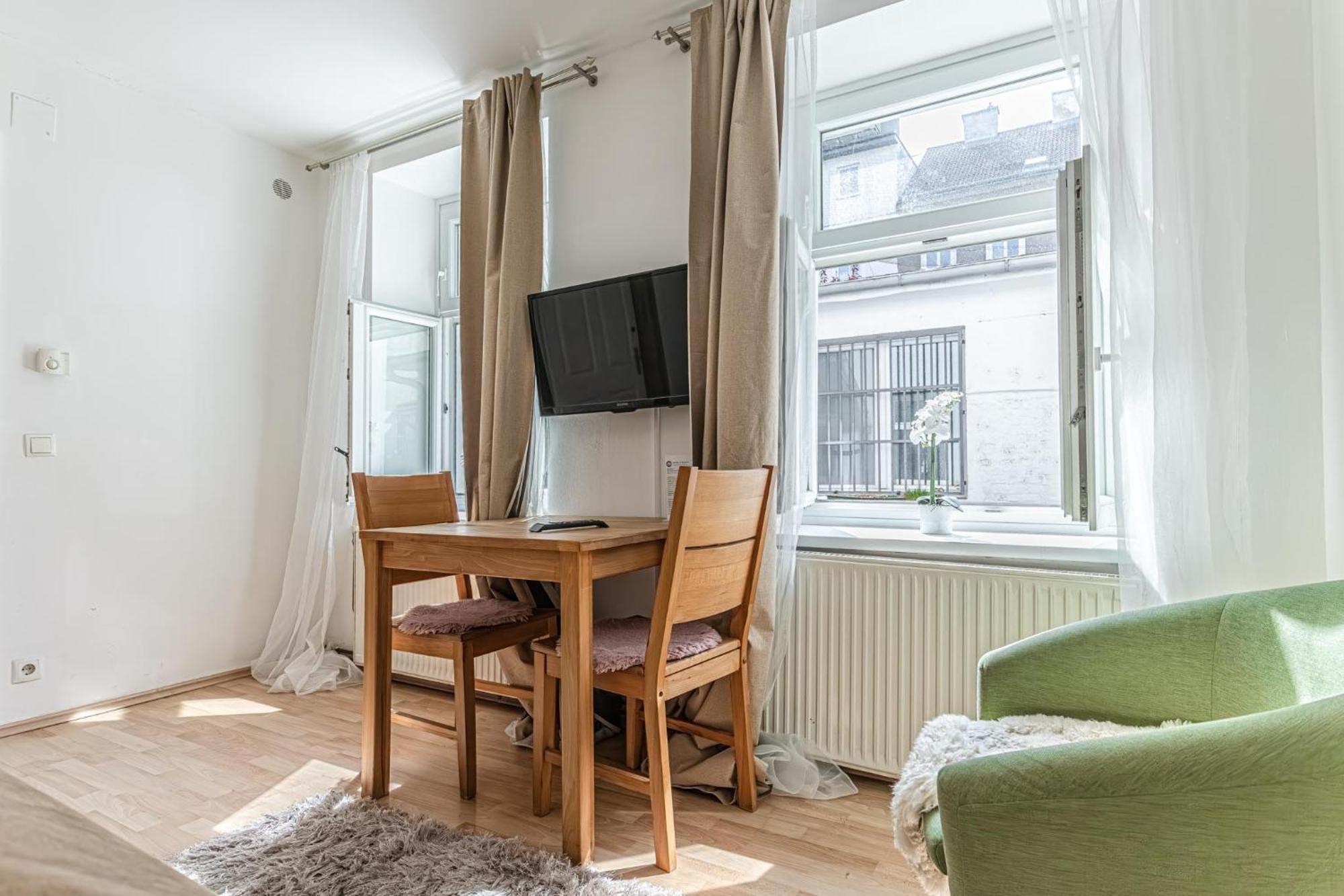 City Vibes: 1Br Apt, 10 Min To Westbahnhof Wien Eksteriør billede